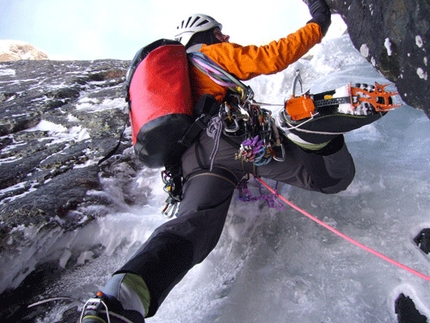 Spitzbergen climbing Expedition to the Atomfjella mountains - In April a mixed Slovenian – Swiss - German headed to Spitzbergen in Norway where they made numerous mixed first ascents. 