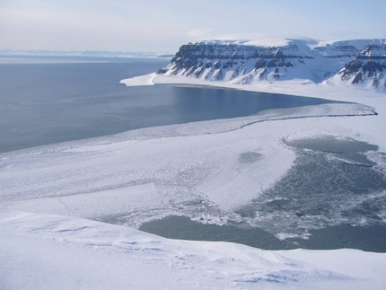 Spitzbergen climbing Expedition to the Atomfjella mountains - In April a mixed Slovenian – Swiss - German headed to Spitzbergen in Norway where they made numerous mixed first ascents. 