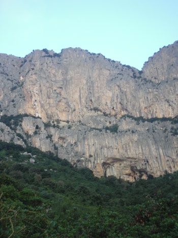 Oltreconfine, nuova via sul M.te Ginnircu, Sardegna - Fabio Palma, Matteo Della Bordella e Domenico Soldarini hanno aperto Oltreconfine (220m, 7c max, 7° obb.) sulla parete “Amor de Mi Vida” del Monte Ginnircu (Supramonte di Baunei, Sardegna). Prima libera di Paolo Spreafico.