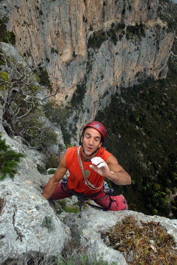 Oltreconfine, nuova via sul M.te Ginnircu, Sardegna - Fabio Palma, Matteo Della Bordella e Domenico Soldarini hanno aperto Oltreconfine (220m, 7c max, 7° obb.) sulla parete “Amor de Mi Vida” del Monte Ginnircu (Supramonte di Baunei, Sardegna). Prima libera di Paolo Spreafico.