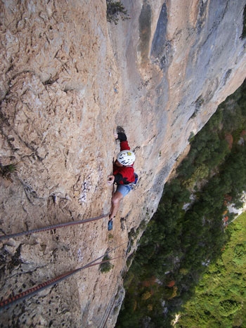 Oltreconfine, nuova via sul M.te Ginnircu, Sardegna - Fabio Palma, Matteo Della Bordella e Domenico Soldarini hanno aperto Oltreconfine (220m, 7c max, 7° obb.) sulla parete “Amor de Mi Vida” del Monte Ginnircu (Supramonte di Baunei, Sardegna). Prima libera di Paolo Spreafico.