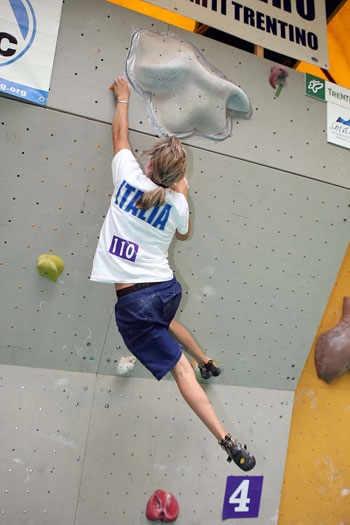 World Cup Boulder 2007, a Fiera di Primiero vincono Sharafutdinov e Gros - Il 23/06 a Fiera di Primiero (Tn) il russo Dmitry Sharafutdinov e la slovena Natalija Gros si sono aggiudicati la sesta tappa della IFSC World Cup Boulder. Gabriele Moroni centra il 2° posto.