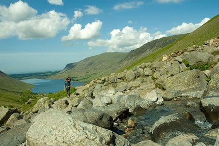 Lake District UK: arrampicata trad a cura di Erik Svab - Erik Švab, Igor Îerjal, Stefano Staffetta e Klemen Premrl visitano il Lake District e ripetono diverse vie con difficoltà fino all'E8 in stile onsight e lavorato veloce in compagnia del mitico Dave Birkett, uno degli arrampicatori più forti ed eclettici del Regno Unito.