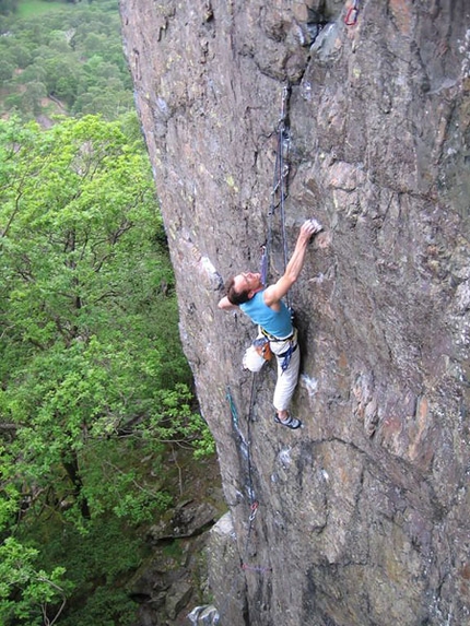 Lake District UK: arrampicata trad a cura di Erik Svab - Erik Švab, Igor Îerjal, Stefano Staffetta e Klemen Premrl visitano il Lake District e ripetono diverse vie con difficoltà fino all'E8 in stile onsight e lavorato veloce in compagnia del mitico Dave Birkett, uno degli arrampicatori più forti ed eclettici del Regno Unito.