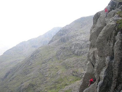 Lake District UK: arrampicata trad a cura di Erik Svab - Erik Švab, Igor Îerjal, Stefano Staffetta e Klemen Premrl visitano il Lake District e ripetono diverse vie con difficoltà fino all'E8 in stile onsight e lavorato veloce in compagnia del mitico Dave Birkett, uno degli arrampicatori più forti ed eclettici del Regno Unito.