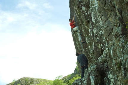 Lake District UK: arrampicata trad a cura di Erik Svab - Erik Švab, Igor Îerjal, Stefano Staffetta e Klemen Premrl visitano il Lake District e ripetono diverse vie con difficoltà fino all'E8 in stile onsight e lavorato veloce in compagnia del mitico Dave Birkett, uno degli arrampicatori più forti ed eclettici del Regno Unito.