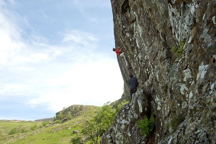 Lake District UK: arrampicata trad a cura di Erik Svab - Erik Švab, Igor Îerjal, Stefano Staffetta e Klemen Premrl visitano il Lake District e ripetono diverse vie con difficoltà fino all'E8 in stile onsight e lavorato veloce in compagnia del mitico Dave Birkett, uno degli arrampicatori più forti ed eclettici del Regno Unito.