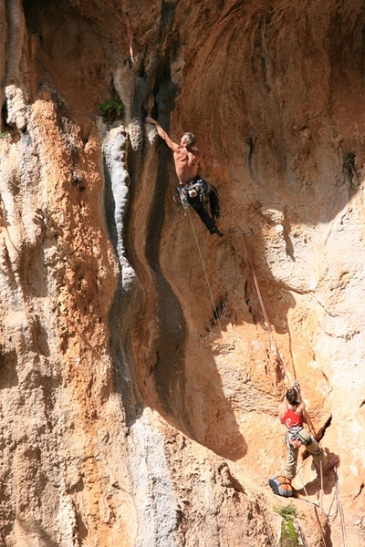 Hotel Supramonte fast repeat by Christian Bindhammer and Damaris Knorr - Christian Bindhammer and Damaris Knorr have repeated the multi-pitch Hotel Supramonte (8b) in the Gola di Gorroppu, Sardinia.