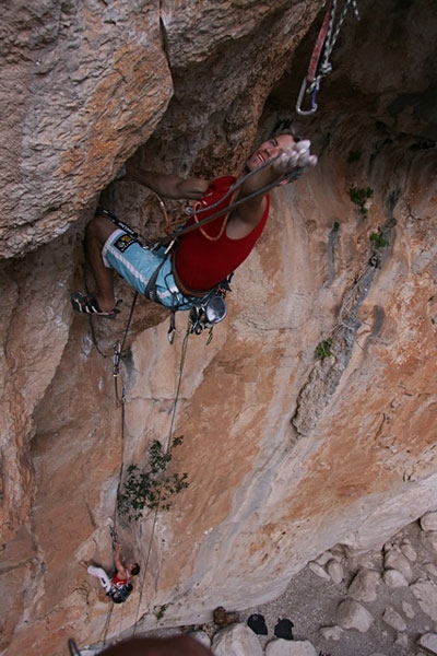 Hotel Supramonte fast repeat by Christian Bindhammer and Damaris Knorr - Christian Bindhammer and Damaris Knorr have repeated the multi-pitch Hotel Supramonte (8b) in the Gola di Gorroppu, Sardinia.