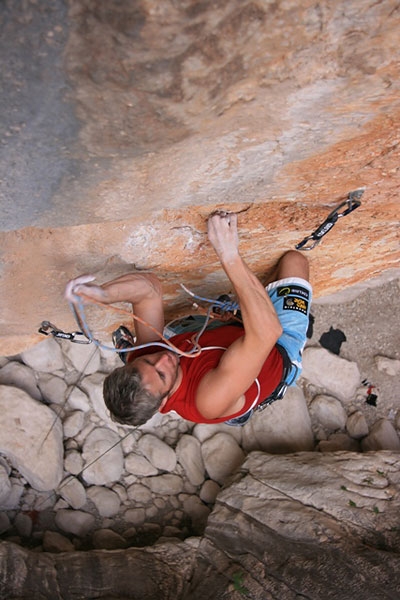 Hotel Supramonte fast repeat by Christian Bindhammer and Damaris Knorr - Christian Bindhammer and Damaris Knorr have repeated the multi-pitch Hotel Supramonte (8b) in the Gola di Gorroppu, Sardinia.