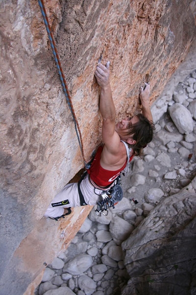 Hotel Supramonte fast repeat by Christian Bindhammer and Damaris Knorr - Christian Bindhammer and Damaris Knorr have repeated the multi-pitch Hotel Supramonte (8b) in the Gola di Gorroppu, Sardinia.