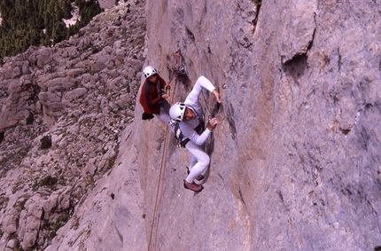 Tempus fugit, Ala Daglar - la Turchia dei fiori - Dal 2 al 17 giugno Mauro Florit, Marco Sterni, Umberto Iavazzo e Massimo Sacchi hanno aperto “Tempus fugit” 7b 700m sulla parete sud di Kizilin Baci 2944 m, Turchia.