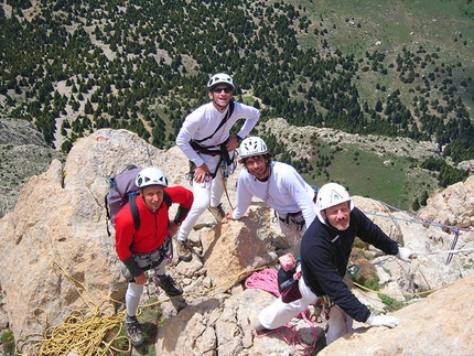 Tempus fugit, Ala Daglar - la Turchia dei fiori - Dal 2 al 17 giugno Mauro Florit, Marco Sterni, Umberto Iavazzo e Massimo Sacchi hanno aperto “Tempus fugit” 7b 700m sulla parete sud di Kizilin Baci 2944 m, Turchia.