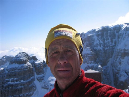 50 giorni per 106 vette delle Dolomiti - Il grande viaggio di Franco Nicolini e Mirco Mezzanotte su 106 cime delle Dolomiti oltre i 3000 metri: 50 giorni di sola montagna e scalata, spostandosi a piedi o in mountainbike.