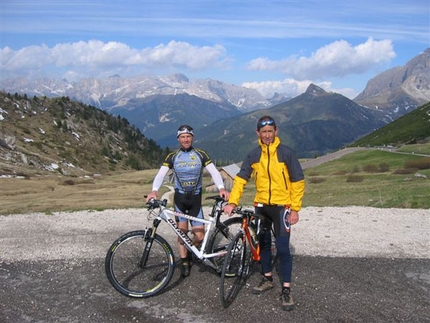 50 giorni per 106 vette delle Dolomiti - Il grande viaggio di Franco Nicolini e Mirco Mezzanotte su 106 cime delle Dolomiti oltre i 3000 metri: 50 giorni di sola montagna e scalata, spostandosi a piedi o in mountainbike.