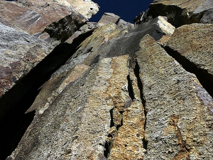 Puscantrupa Este: nuova via per Kozjek e Kresal - Il 6/07 gli alpinisti sloveni Pavle Kozjek e Gregor Kresal hanno aperto Stonehenge (VII+/VI, ghiaccio 70/50°), nuova via sull’inviolata parete Est del Puscantrupa Este (5410m), Cordillera Huayhuash, Perù.