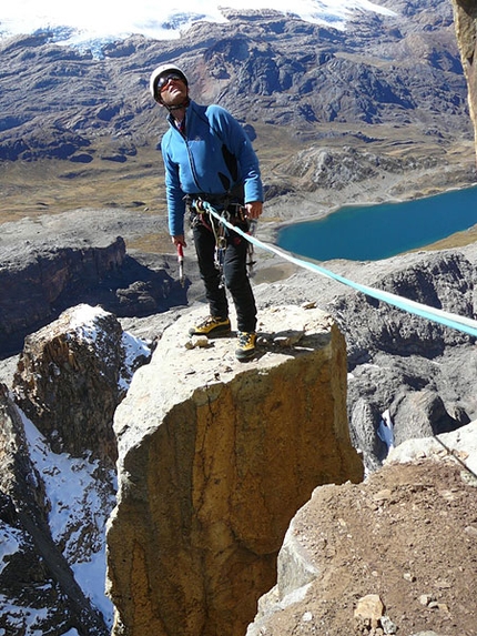 Puscantrupa Este Peru: new route by Kozjek and Kresal - On 6/07 the Slovenian mountaineers Pavle Kozjekande Gregor Kresal made the first ascent of Stonehenge (VII+/VI, 70/50° ice, 600m), up the East face of Puscantrupa Este (5410m), Cordillera Huayhuash, Peru.