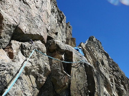 Puscantrupa Este Peru: new route by Kozjek and Kresal - On 6/07 the Slovenian mountaineers Pavle Kozjekande Gregor Kresal made the first ascent of Stonehenge (VII+/VI, 70/50° ice, 600m), up the East face of Puscantrupa Este (5410m), Cordillera Huayhuash, Peru.