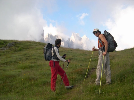 La scintilla e le vie a 5 stelle: Mario Prinoth ripete Cani Morti - 07/2007 Mario Prinoth ha realizzato la terza ripetizione in libera di Cani morti (max 8b+, obbl. 8a) via aperta dal Maurizio “Manolo” Zanolla e Riccardo Scarian sulla parete nord dei Campanile basso dei Lastei, (Pale di San Martino, Dolomiti).