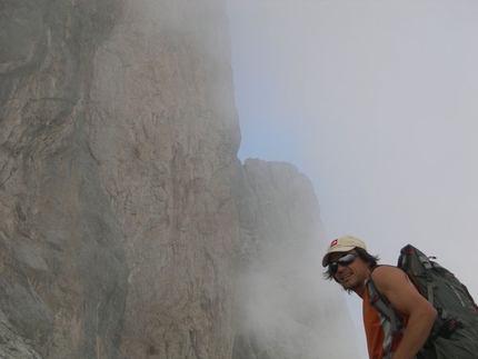 La scintilla e le vie a 5 stelle: Mario Prinoth ripete Cani Morti - 07/2007 Mario Prinoth ha realizzato la terza ripetizione in libera di Cani morti (max 8b+, obbl. 8a) via aperta dal Maurizio “Manolo” Zanolla e Riccardo Scarian sulla parete nord dei Campanile basso dei Lastei, (Pale di San Martino, Dolomiti).