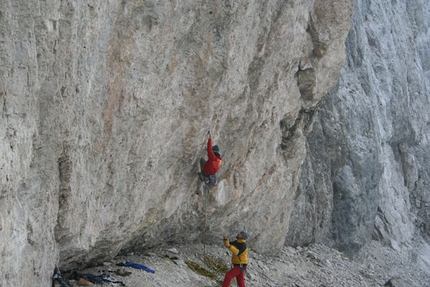 La scintilla e le vie a 5 stelle: Mario Prinoth ripete Cani Morti - 07/2007 Mario Prinoth ha realizzato la terza ripetizione in libera di Cani morti (max 8b+, obbl. 8a) via aperta dal Maurizio “Manolo” Zanolla e Riccardo Scarian sulla parete nord dei Campanile basso dei Lastei, (Pale di San Martino, Dolomiti).