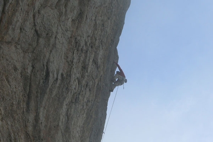 La scintilla e le vie a 5 stelle: Mario Prinoth ripete Cani Morti - 07/2007 Mario Prinoth ha realizzato la terza ripetizione in libera di Cani morti (max 8b+, obbl. 8a) via aperta dal Maurizio “Manolo” Zanolla e Riccardo Scarian sulla parete nord dei Campanile basso dei Lastei, (Pale di San Martino, Dolomiti).