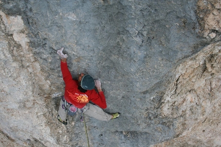 La scintilla e le vie a 5 stelle: Mario Prinoth ripete Cani Morti - 07/2007 Mario Prinoth ha realizzato la terza ripetizione in libera di Cani morti (max 8b+, obbl. 8a) via aperta dal Maurizio “Manolo” Zanolla e Riccardo Scarian sulla parete nord dei Campanile basso dei Lastei, (Pale di San Martino, Dolomiti).