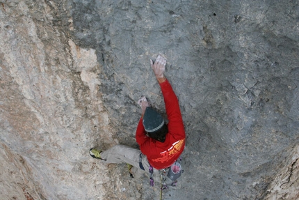 La scintilla e le vie a 5 stelle: Mario Prinoth ripete Cani Morti - 07/2007 Mario Prinoth ha realizzato la terza ripetizione in libera di Cani morti (max 8b+, obbl. 8a) via aperta dal Maurizio “Manolo” Zanolla e Riccardo Scarian sulla parete nord dei Campanile basso dei Lastei, (Pale di San Martino, Dolomiti).