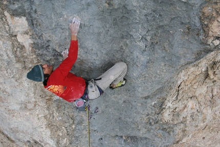 La scintilla e le vie a 5 stelle: Mario Prinoth ripete Cani Morti - 07/2007 Mario Prinoth ha realizzato la terza ripetizione in libera di Cani morti (max 8b+, obbl. 8a) via aperta dal Maurizio “Manolo” Zanolla e Riccardo Scarian sulla parete nord dei Campanile basso dei Lastei, (Pale di San Martino, Dolomiti).