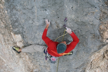 La scintilla e le vie a 5 stelle: Mario Prinoth ripete Cani Morti - 07/2007 Mario Prinoth ha realizzato la terza ripetizione in libera di Cani morti (max 8b+, obbl. 8a) via aperta dal Maurizio “Manolo” Zanolla e Riccardo Scarian sulla parete nord dei Campanile basso dei Lastei, (Pale di San Martino, Dolomiti).