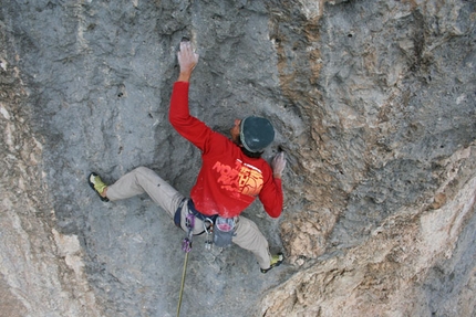 La scintilla e le vie a 5 stelle: Mario Prinoth ripete Cani Morti - 07/2007 Mario Prinoth ha realizzato la terza ripetizione in libera di Cani morti (max 8b+, obbl. 8a) via aperta dal Maurizio “Manolo” Zanolla e Riccardo Scarian sulla parete nord dei Campanile basso dei Lastei, (Pale di San Martino, Dolomiti).