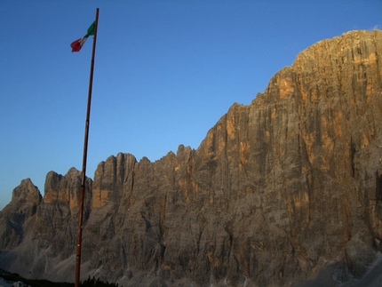 Nuvole Barocche alla Civetta: prima ripetizione per Baù e Beber - Il 15-16 luglio prima ripetizione per Alessandro Baù e Alessandro Beber di Nuvole Barocche (1240m, IX sup., A2) sulla parete nord ovest della Civetta (Dolomiti) aperta da Venturino De Bona e Piero Bez nel 1999.