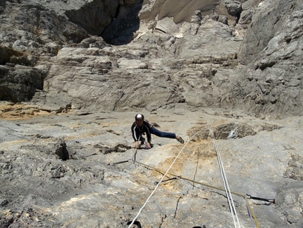 Nuvole Barocche alla Civetta: prima ripetizione per Baù e Beber - Il 15-16 luglio prima ripetizione per Alessandro Baù e Alessandro Beber di Nuvole Barocche (1240m, IX sup., A2) sulla parete nord ovest della Civetta (Dolomiti) aperta da Venturino De Bona e Piero Bez nel 1999.