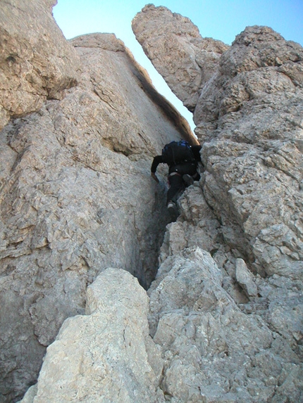 Gran Sasso d'Italia - Traversata delle Tre Vette, il tunnel presso la Madonnina