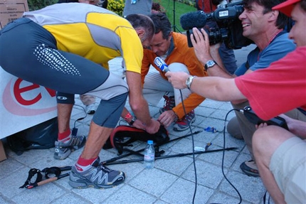 North Face Ultra Trail Tour du Mont Blanc a Marco Olmo - Il 25/08 il cuneese Marco Olmo ha vinto la quinta edizione della grande corsa attorno al Monte Bianco, da Chamonix a Chamonix passando per Courmayeur, superando il tedesco Jens Lukas e il francese Nicolas Mermoud. In gara femminile vittoria della statunitense Nikki Kimball. Report di Lorenzo Scandroglio