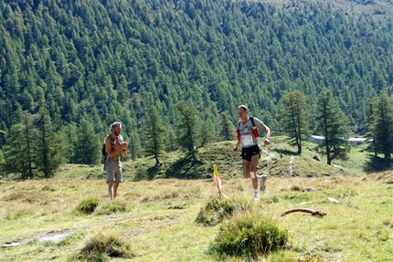 North Face Ultra Trail Tour du Mont Blanc a Marco Olmo - Il 25/08 il cuneese Marco Olmo ha vinto la quinta edizione della grande corsa attorno al Monte Bianco, da Chamonix a Chamonix passando per Courmayeur, superando il tedesco Jens Lukas e il francese Nicolas Mermoud. In gara femminile vittoria della statunitense Nikki Kimball. Report di Lorenzo Scandroglio