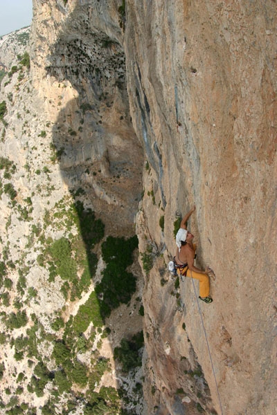 Bubu Bole repeats Mezzogiorno di fuoco in Sardinia - On 23/08 Mauro Bubu Bole carried out the first repeat of 'Mezzogiorno di fuoco' (8b max, 7c obligatory, expo) on Punta Giradili, Sardinia.