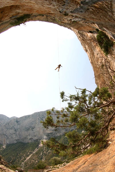 Bubu Bole repeats Mezzogiorno di fuoco in Sardinia - On 23/08 Mauro Bubu Bole carried out the first repeat of 'Mezzogiorno di fuoco' (8b max, 7c obligatory, expo) on Punta Giradili, Sardinia.