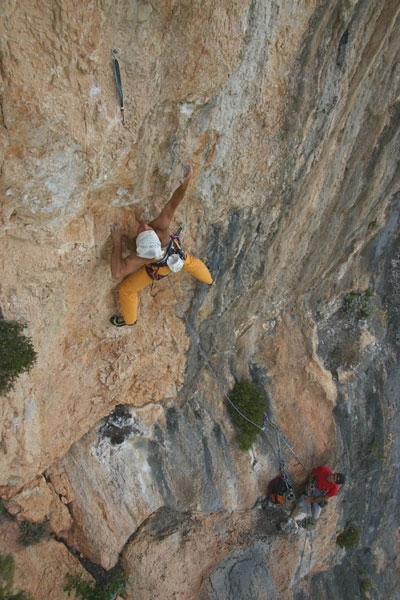 Arrampicata: Bubu Bole ripete Mezzogiorno di fuoco in Sardegna - Il 23/08 Mauro Bubu Bole ha realizzato la prima ripetizione in libera di 'Mezzogiorno di fuoco' (8b max, 7c obbl. expo) alla P.ta Giradili, Sardegna.
