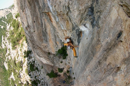 Arrampicata: Bubu Bole ripete Mezzogiorno di fuoco in Sardegna - Il 23/08 Mauro Bubu Bole ha realizzato la prima ripetizione in libera di 'Mezzogiorno di fuoco' (8b max, 7c obbl. expo) alla P.ta Giradili, Sardegna.
