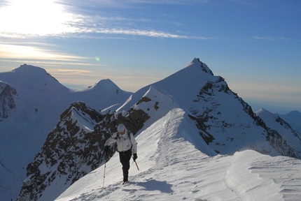 17 ore e 40’ per tutte le cime del M.te Rosa piÃ¹ il Cervino - Il 7/09 la guida alpina di Champoluc Simone Origine in 17 ore e 40’ ha salito tutte le 20 vette del Monte Rosa più il Cervino.