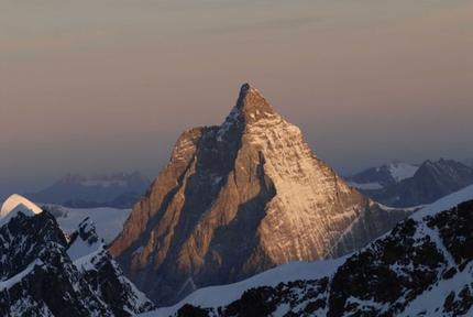 17 ore e 40’ per tutte le cime del M.te Rosa piÃ¹ il Cervino - Il 7/09 la guida alpina di Champoluc Simone Origine in 17 ore e 40’ ha salito tutte le 20 vette del Monte Rosa più il Cervino.