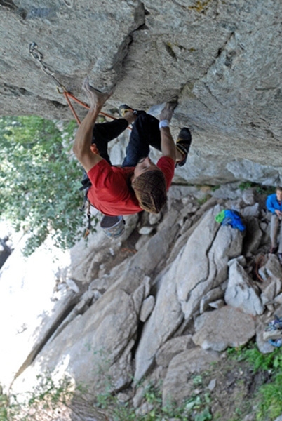 Simone Pedeferri - Simone Pedeferri climbing at the Grotta del Ferro in Val di Mello, Italy