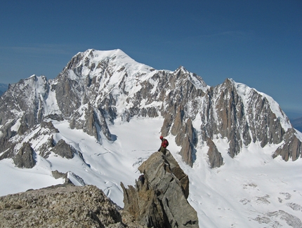 Dente del Gigante - La splendida vista dalla cima del Dente del Gigante (4013m) sul Monte Bianco.
