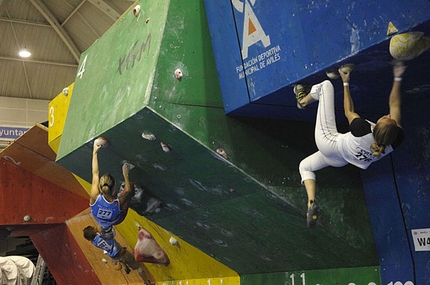 IX Climbing World Championship Aviles: i finalisti del Boulder - 23/09 ad Aviles la semifinale boulder, comandata da Dulac (Fra) e Noguchi (Jpn) ha visto parecchie esclusioni eccellenti. Nessun italiano ha passato il turno, ma è in arrivo una gran risultato per ora solo ufficioso.