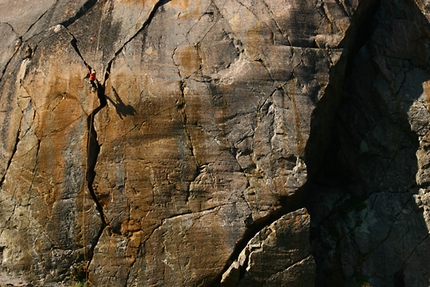 Golden Lunacy first ascent on Maujit Qaqarssuasia, Greenland - In August Polish mountaineers David Kaszlikowski and Eliza Kubarska made a first ascent of 'Golden Lunacy' (2000m  UIAA VIII +, 7a+ max.) on Maujit Qaqarssuasia wall in the Torssakutak fjord, Greenland. 