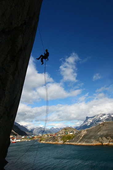 Golden Lunacy first ascent on Maujit Qaqarssuasia, Greenland - In August Polish mountaineers David Kaszlikowski and Eliza Kubarska made a first ascent of 'Golden Lunacy' (2000m  UIAA VIII +, 7a+ max.) on Maujit Qaqarssuasia wall in the Torssakutak fjord, Greenland. 