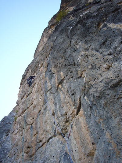 L’Alfa e l’Omega, nuova via sulla Torre Or. delle Meisules dla Biesces - Il 22/08 Nicola Tondini ha liberato L’Alfa e l’Omega (190m, max. 7b), via aperta in stile ‘trad’ da lui stesso con diversi compagni sulla parete Nord della Torre Orientale delle Meisules dla Biesces (Gruppo del Sella, Dolomiti)