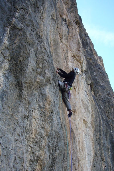 L’Alfa e l’Omega, nuova via sulla Torre Or. delle Meisules dla Biesces - Il 22/08 Nicola Tondini ha liberato L’Alfa e l’Omega (190m, max. 7b), via aperta in stile ‘trad’ da lui stesso con diversi compagni sulla parete Nord della Torre Orientale delle Meisules dla Biesces (Gruppo del Sella, Dolomiti)