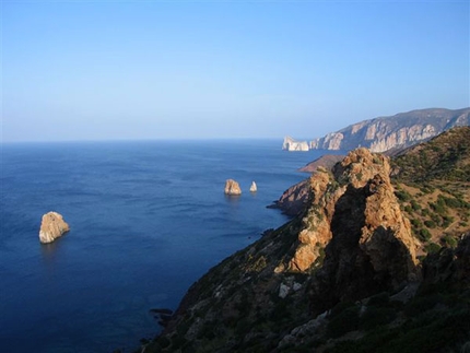 La Sardegna a-vista con Manolo - Appunti di viaggio di Manolo nell’Isola del tesoro, tra mare, cielo e pietra. Una mappa per arrampicare, vagabondare e respirare l’aria selvaggia e libera della Sardegna.